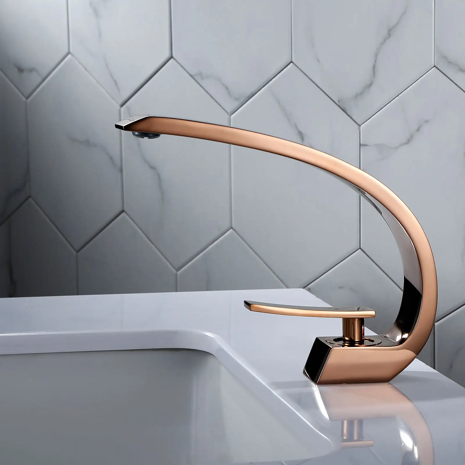 Rubinetto per lavabo da bagno in oro rosa con tubo di alimentazione Design unico miscelatore per lavabo monoforo monocomando