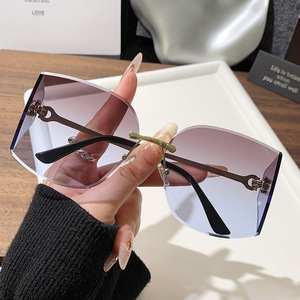 Bán buôn Chất lượng cao Séc thiết kế cho phụ nữ UV400 không có vành Sunglasses với PC khung xu hướng thời trang Kính mặt trời - Product Image 5