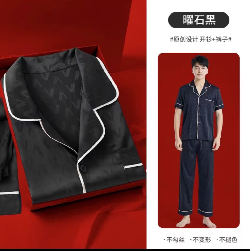 Ensemble noir à manches courtes, composé d'un haut et d'un pantalon en jacquard à petits losanges.