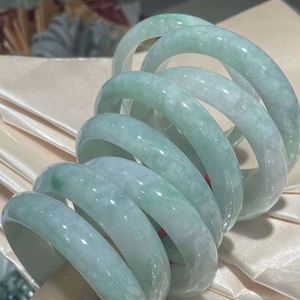 Jadeite Tiktok kaynağı doğal zümrüt yeni tip yeşim narin ve çatlak içermeyen su iyi emperyal Concubine yeşim bilezik - Product Image 1