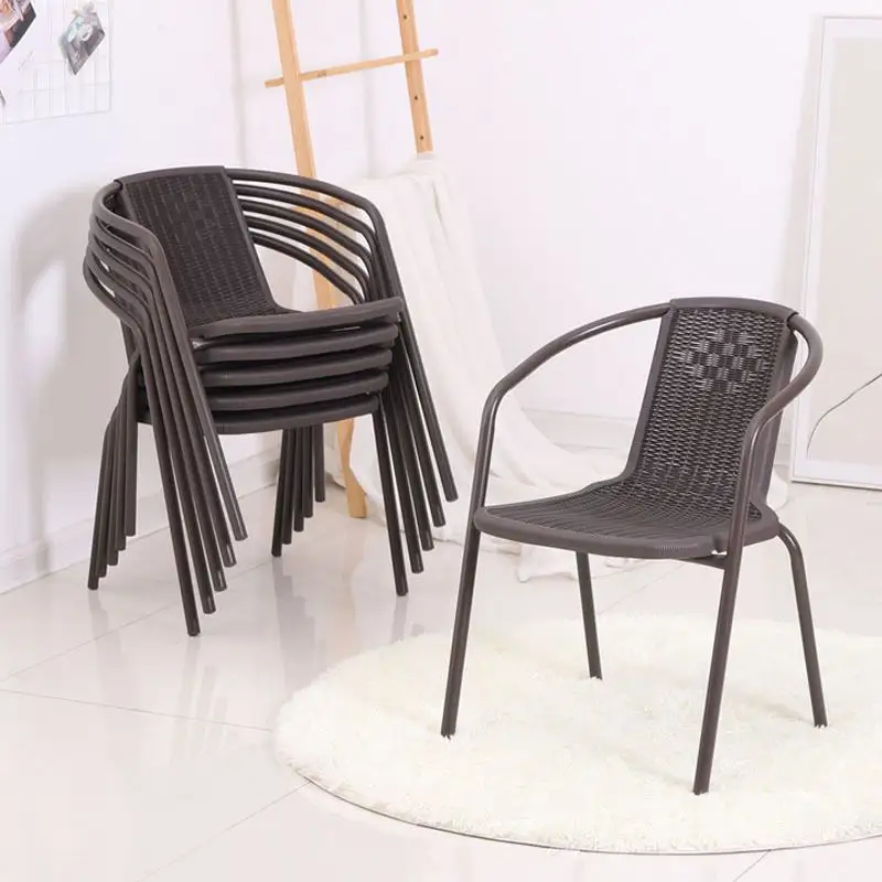 Пластиковый стул из ротанга для пикника