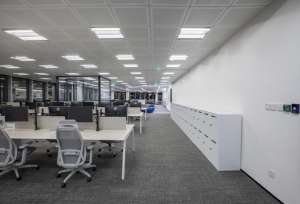 2025 El mejor escritorio fijo de oficina con particiones Estación de trabajo para varias personas Cajones personalizables para empresas grandes y pequeñas - Product Image 5