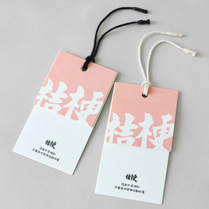Etiqueta colgante de diseño personalizado barato con cuerdas Etiquetas colgantes de productos de papel columpio especial para ropa - Product Image 1