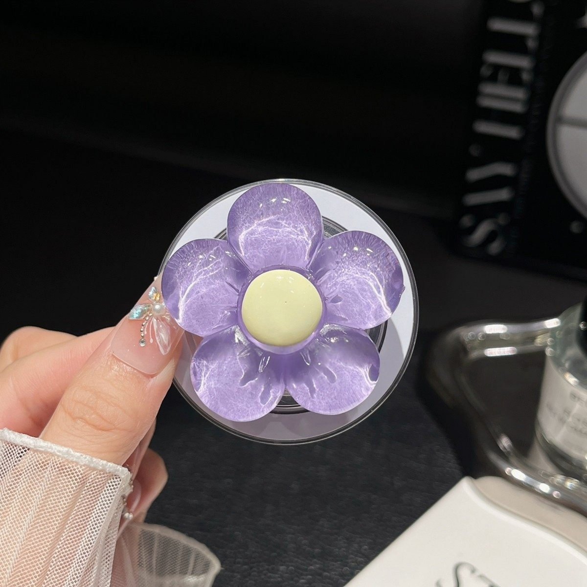 Support magnétique fleur violette à cœur jaune, feuille incluse.