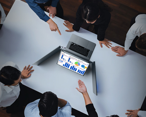 Nascido para a criatividade, a tela tripla de 14 polegadas permite a operação simultânea de edição, renderização e gerenciamento de materiais. - Product Image 4