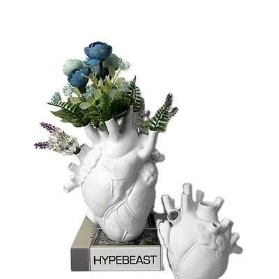 Vaso a cuore da tavolo in resina all'ingrosso 2021 nuovo vaso a forma di cuore in resina artigianato decorazioni per la casa