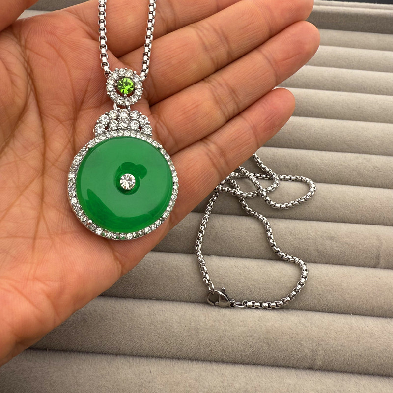 Collar de calcedonia de imitación de diamante verde con hebilla ping an
