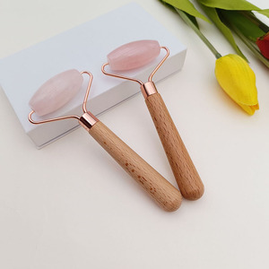 Özel etiket yüz masajı aracı ahşap saplı doğal gül kuvars Anti Aging pembe yeşim rulo - Product Image 1