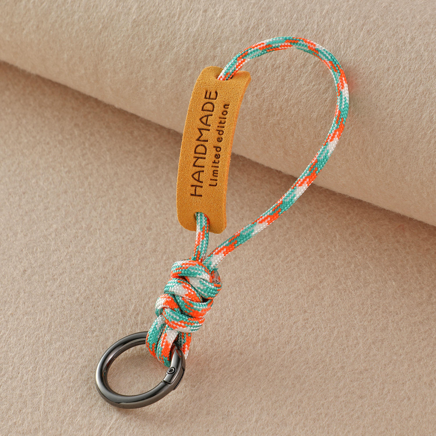 Étiquette camouflage vert orange blanc jaune