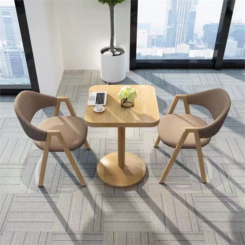 Mesa cuadrada de 60 cm color marrón claro con 2 sillas de tela.