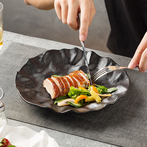 Piatto da portata per torta in porcellana personalizzato in ceramica Fine di forma irregolare goffrata bianca semplice dal nuovo design unico ed elegante - Product Image 1