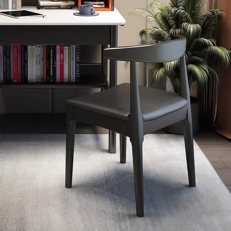 Chaise en corne noire