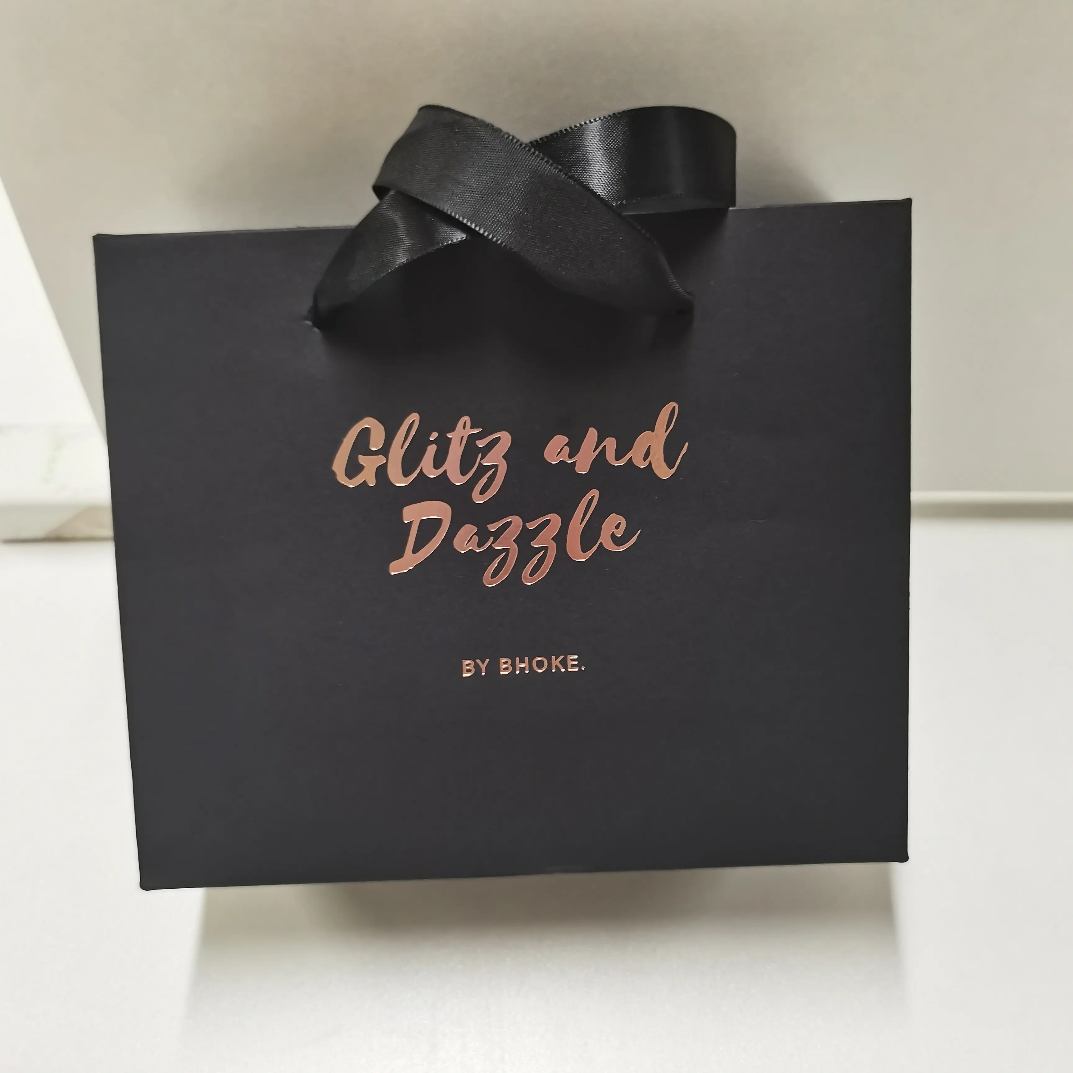 Personalizado luxo preto roupas loja embalagem presente transportar sacos boutique shopping papel sacos com o seu próprio