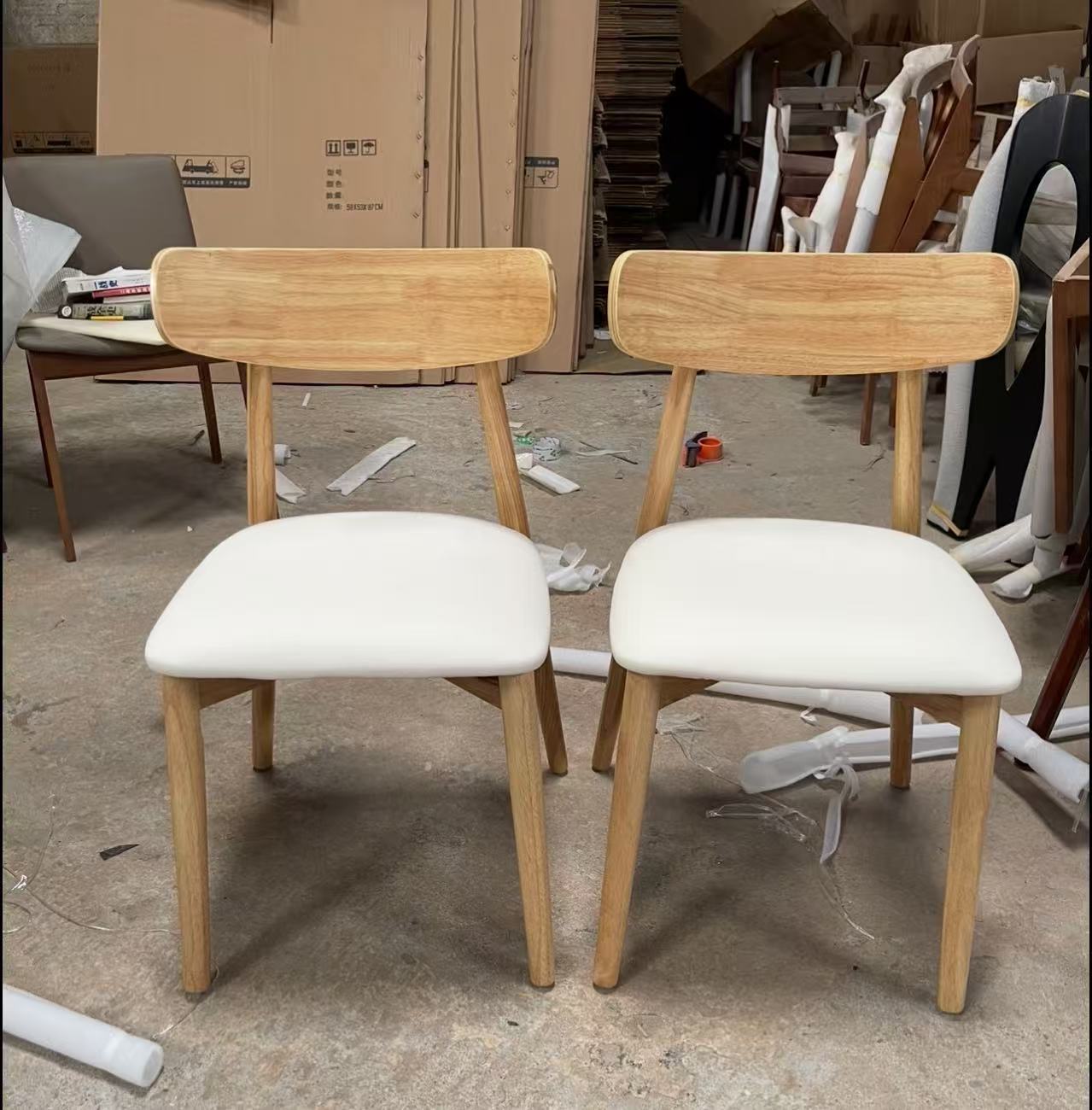 Chaise en bois naturel