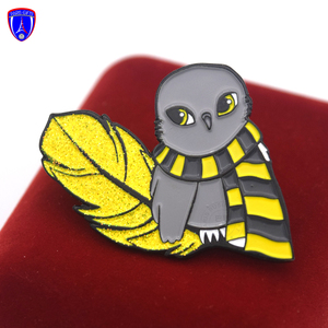 Spilla a forma di batteria del fumetto pin positivo <span class=keywords><strong>twitter</strong></span> uccello giallo glitter cartone animato smalto morbido cappello spilla per i vestiti - Product Image 3