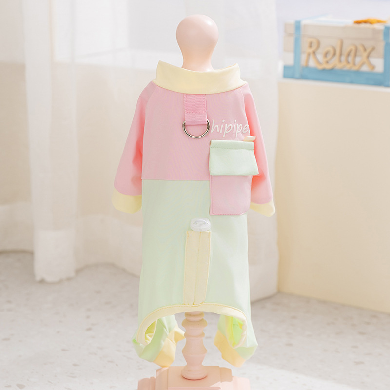Ropa fresca rosa de cuatro patas.