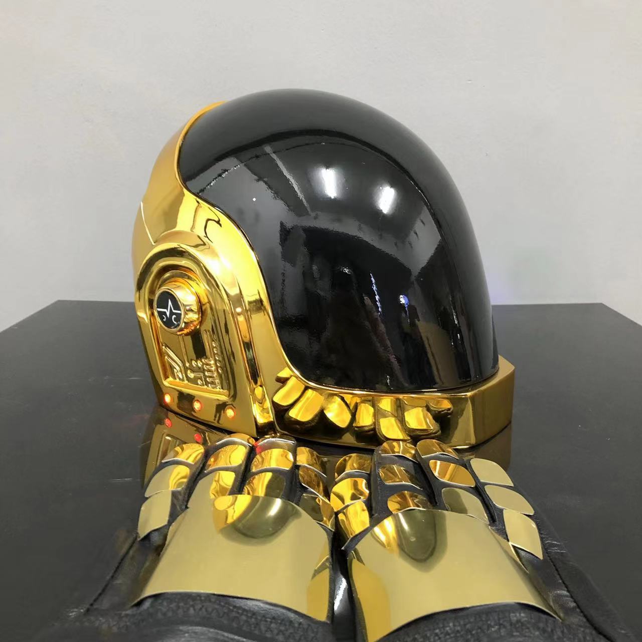 casco y guantes dorados