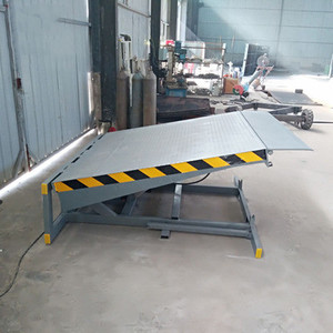 Customized <strong>Platform</strong> Hydraulic Boarding Bridge Electric Lifting Boarding <strong>Platform</strong> Wall Mount <strong>Loading</strong> <strong>and</strong> <strong>Unloading</strong> <strong>Platform</strong> - Product Image 3