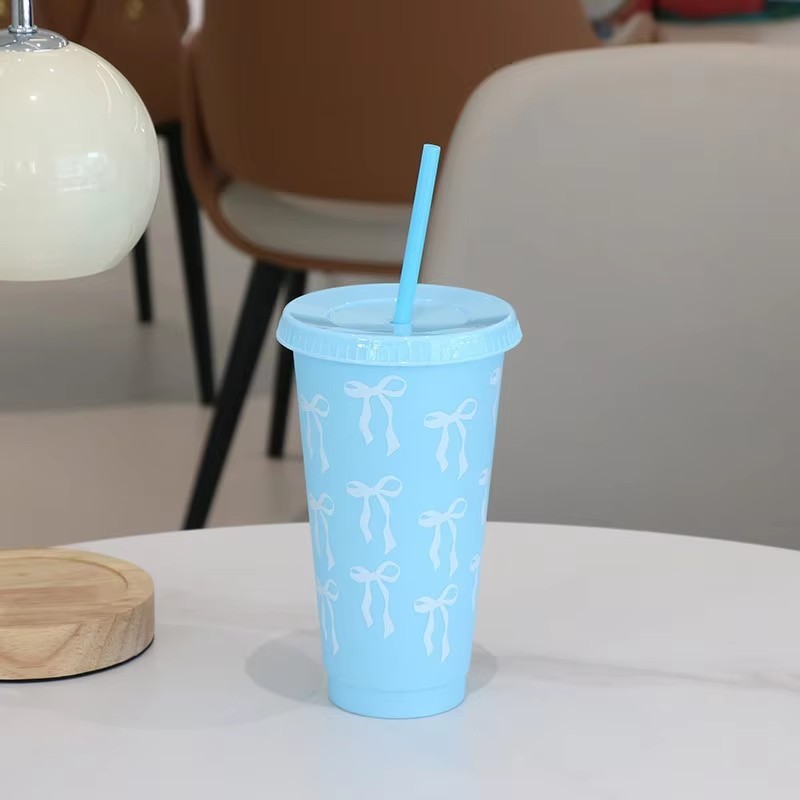 Tasse bleue avec nœud blanc