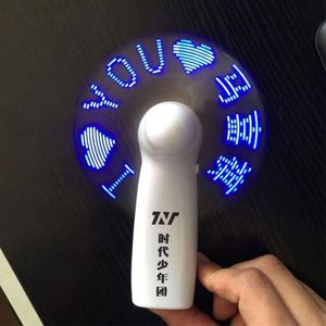 新款迷你便携式手持式发光二极管定制电池促销风扇可编程文本闪光显示器手持式电动发光二极管信息风扇