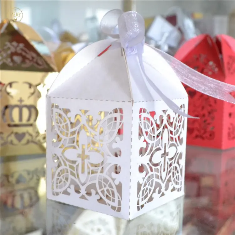 Cruz diseño de cajas de suministros de corte láser Cajas de Regalo para bautismo y decoraciones de la boda
