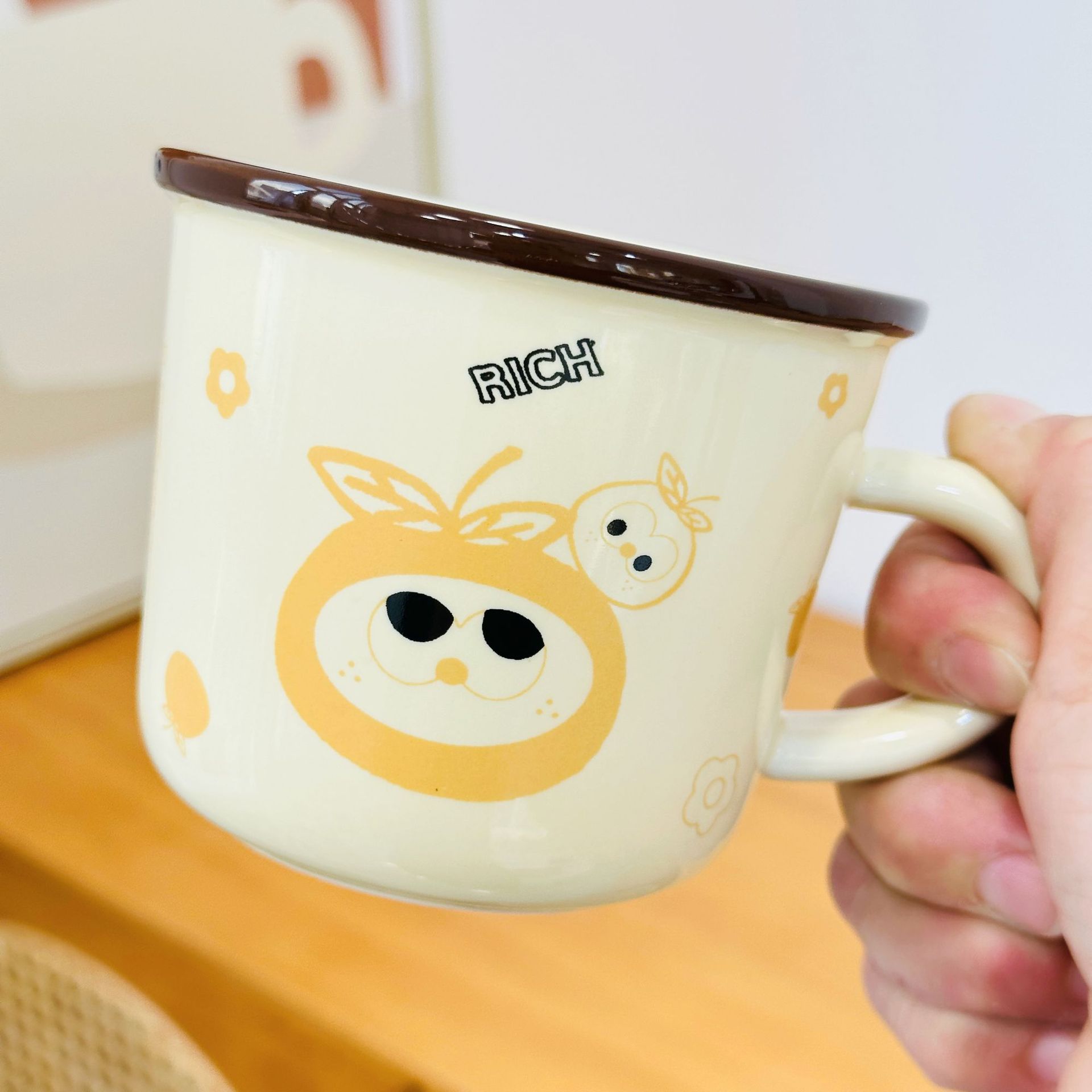 Tasse unique orange en haut à droite