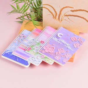 Los estudiantes deben tener un cuaderno pequeño y fresco multicolor de alto valor, un cuaderno grueso con pegatinas de índice de página interior