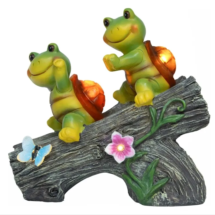 Estátuas de jardim ao ar livre decoradas com tartarugas fofas e troncos de árvores em resina