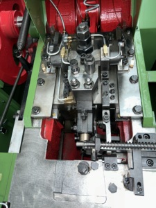 Yüksek hız 1 die 2 darbe soğuk baş presi vida makinesi somun perçin cıvata vida yapma makinesi fiyat - Product Image 3