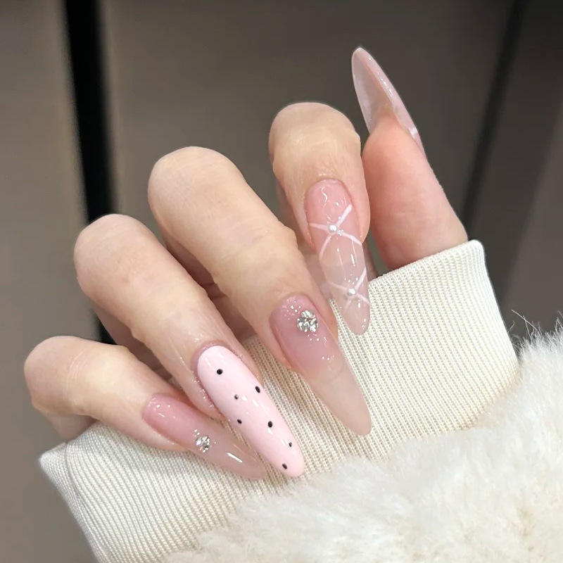 BY2105 Yeux brillants et dents blanches