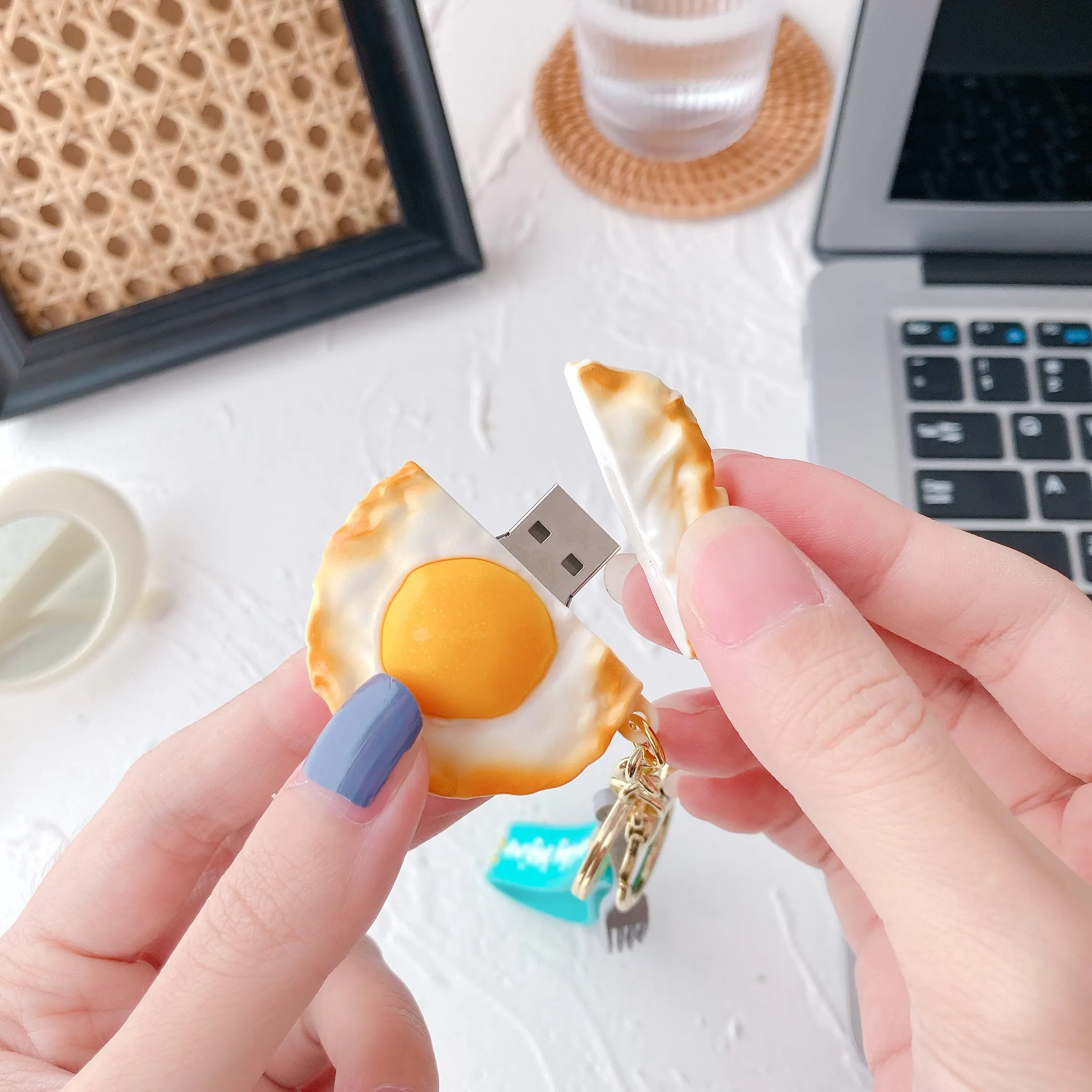 राल विशेष यथार्थवादी ज्वलंत निगम व्यापार उपहार आइटम 3D तले हुए अंडे शैली कस्टम डिजाइन अद्वितीय आकार 8GB यूएसबी फ्लैश ड्राइव