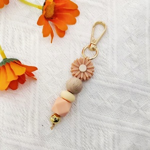 प्यारा डेज़ी फूल सिलिकॉन बेडेड कीचेन बैग बैकपैक आकर्षण कार लटकन महिला उपहार - Product Image 6