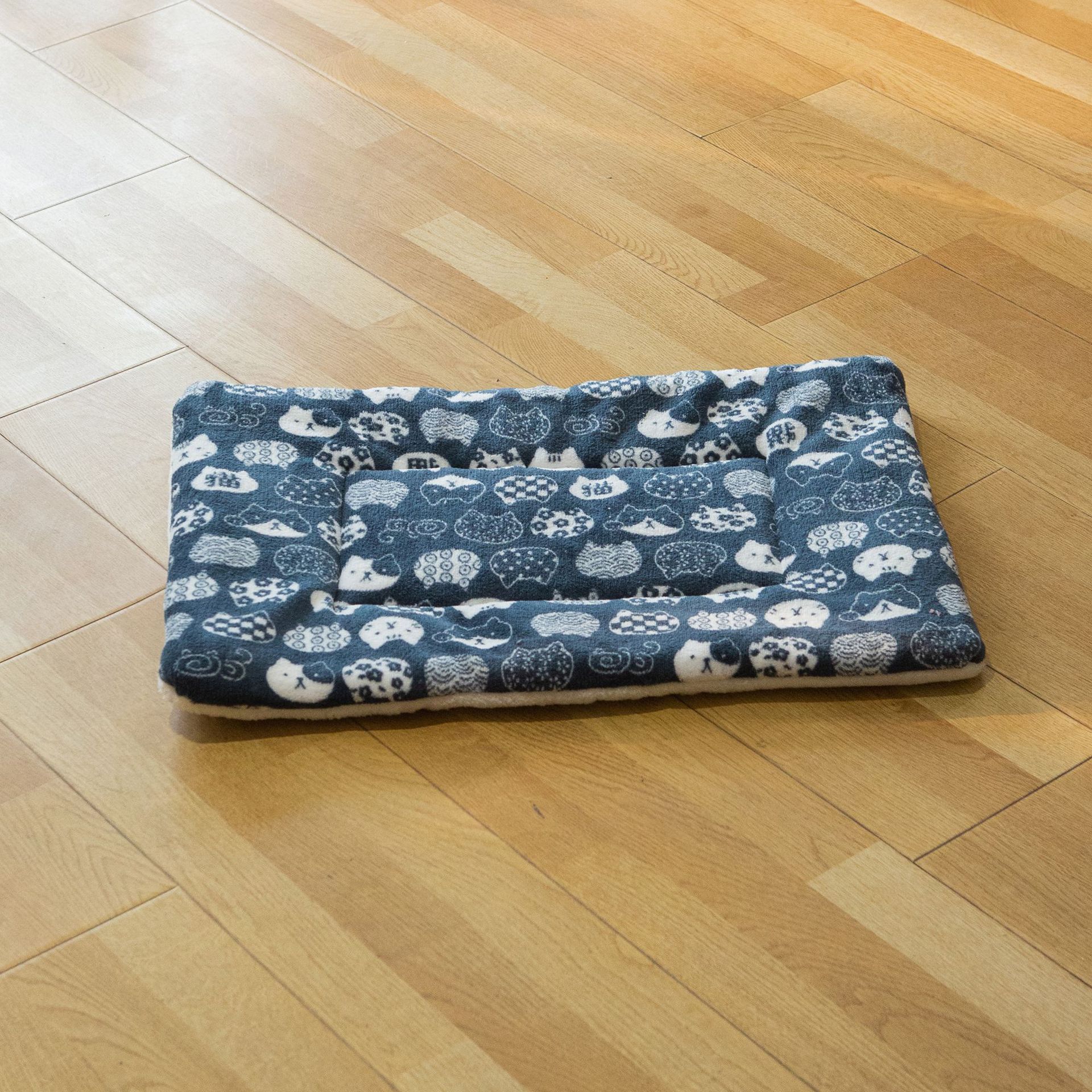 Navy blue cat head (thick cushion)