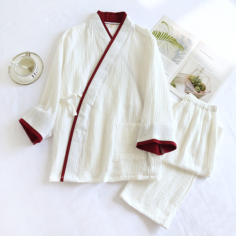 Ensemble de couture blanc antique