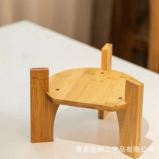 The three-legged circular plate is 20 centimeters in diameter.