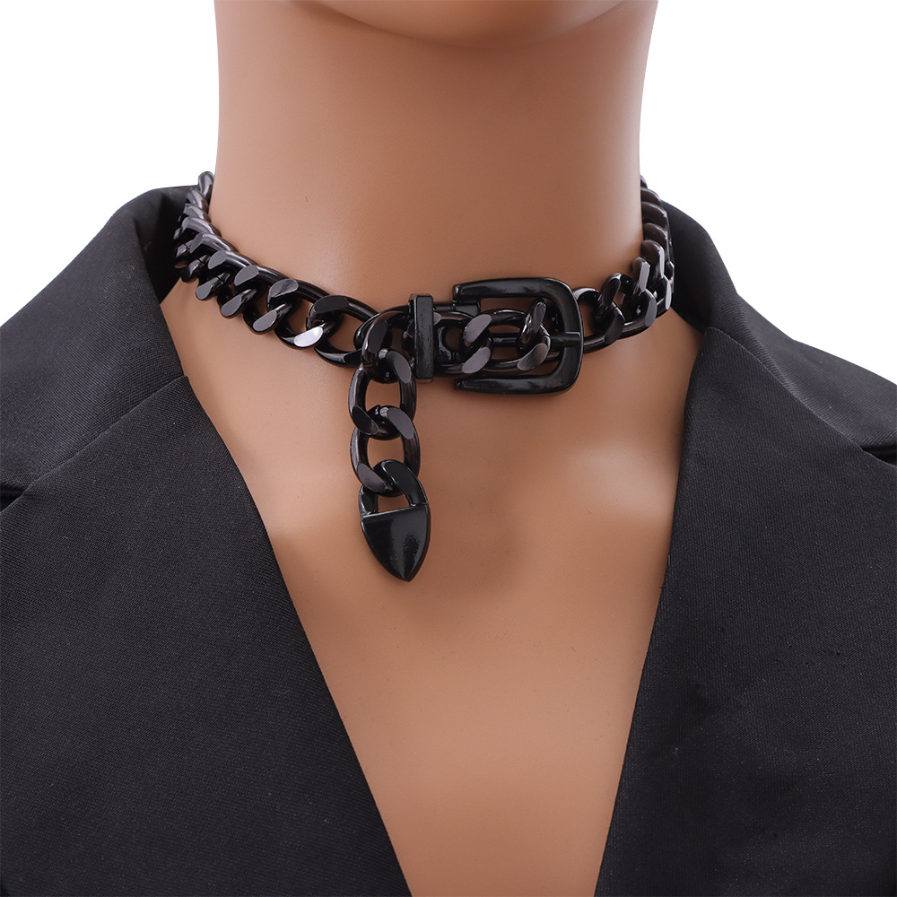 Black round buckle necklace