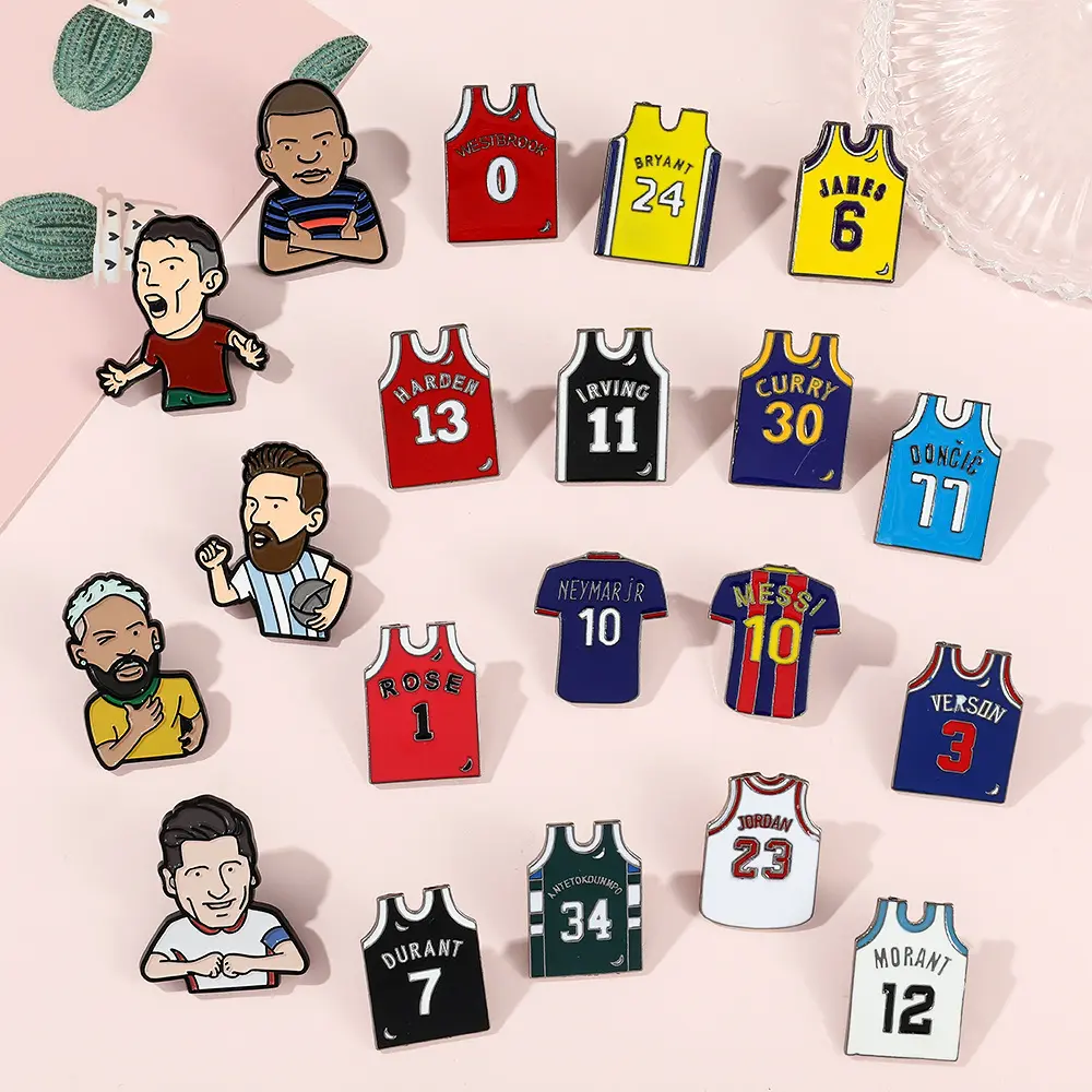 Gran oferta de joyería de dibujos animados Cool Football NBA Kobe Lakers Jersey Metal Crafts Pins decoración de tela sombrero bolsa insignias broche accesorio