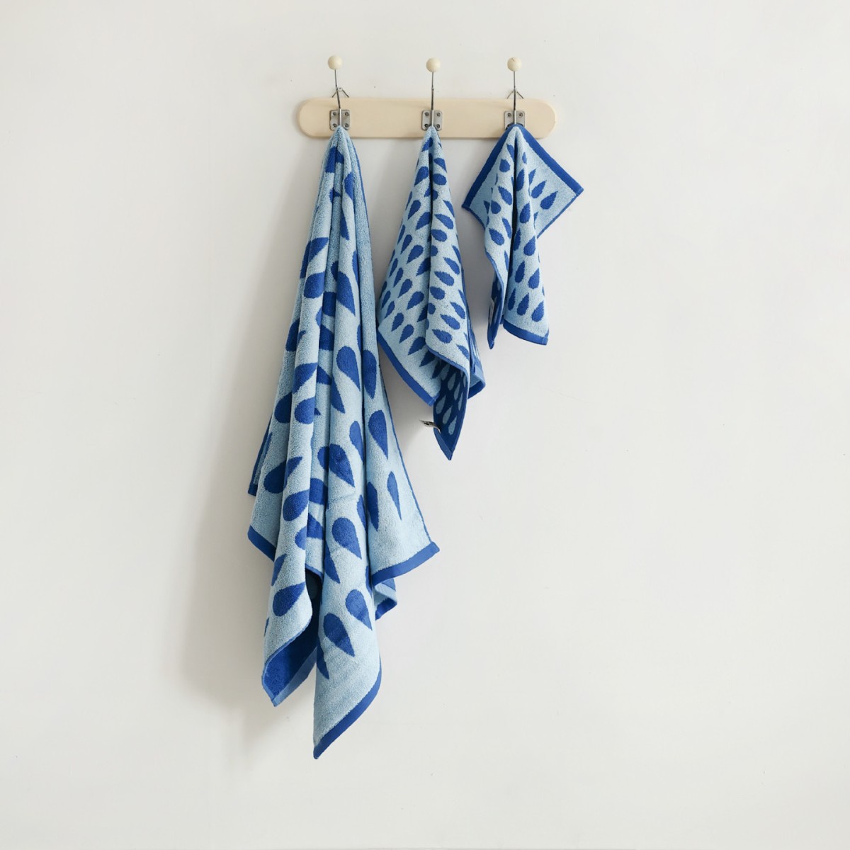 Bleu profond des gouttes de pluie