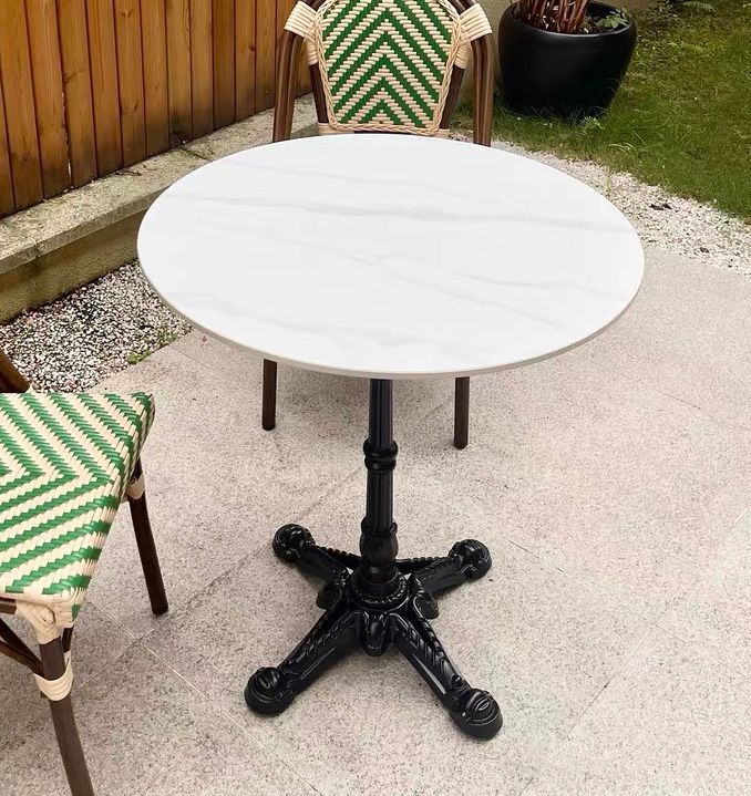 Mesa redonda de 60 cm fabricada con losa de piedra.