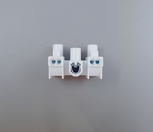 Bloque de terminales pasante de 3 pines con carcasa de polipropileno, pie fijo "J" de acero para cableado seguro - Product Image 3