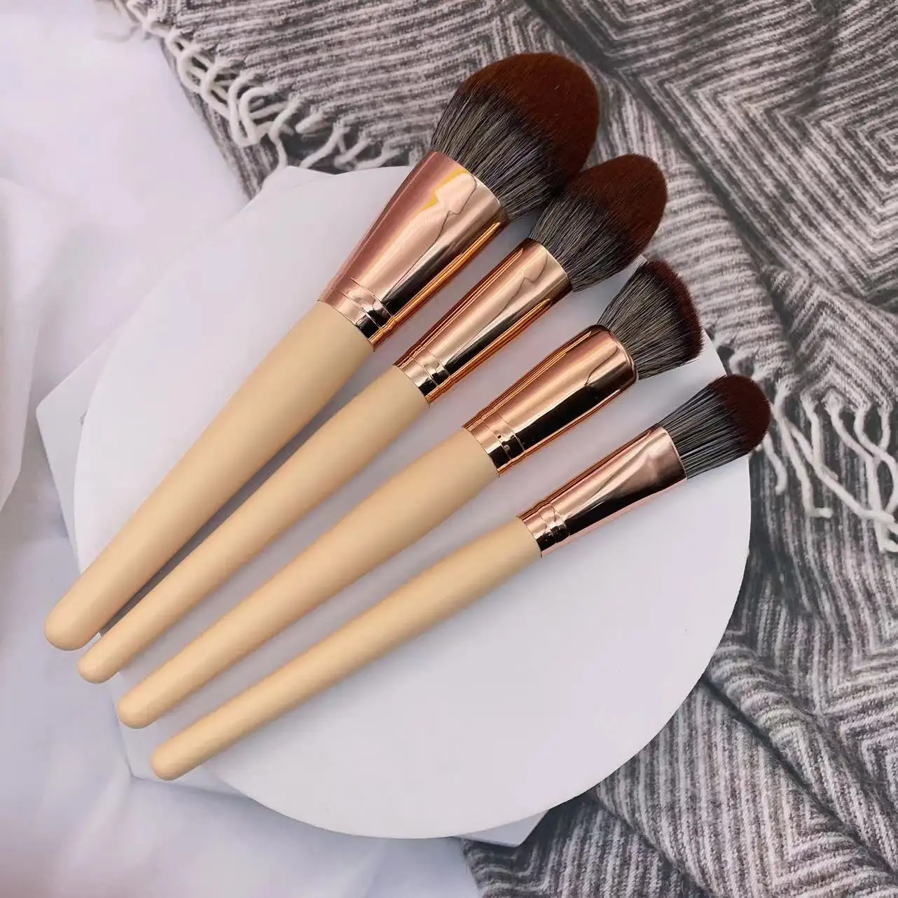 YRX 4Pcs Burlywood Wooden Handle Facial Makeup Brush High Quality Simple&Elegant Factory Outlet Custom Makeup Brush