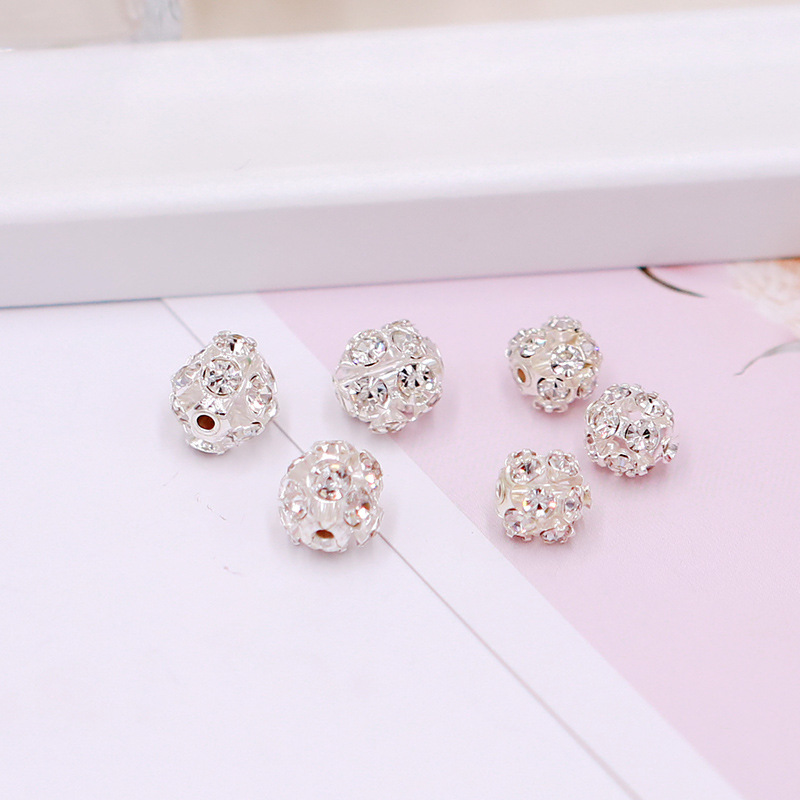 3 diamantes blancos con base plateada