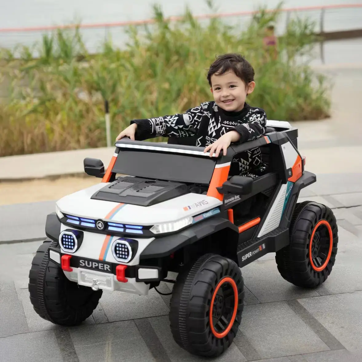 特大の12V子供用電気自動車四輪リモコンは、オフロード車の赤ちゃんのおもちゃのバギーを充電している子供の上に座ることができます