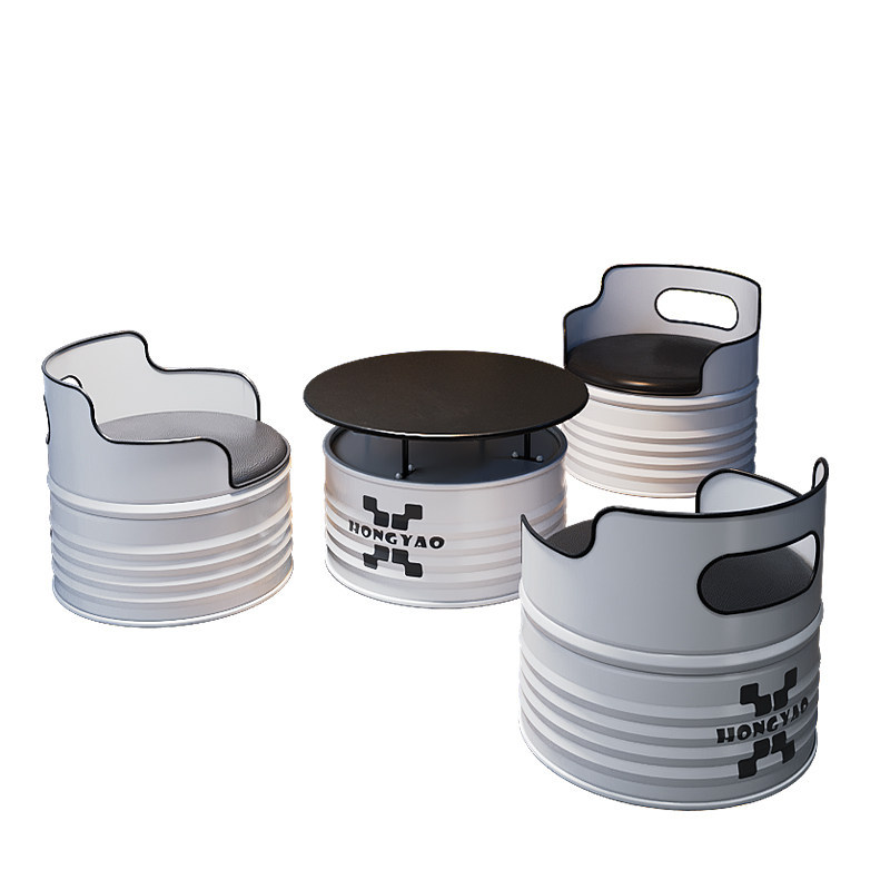Combinación de mesa blanca con tres sillas, estilo único.