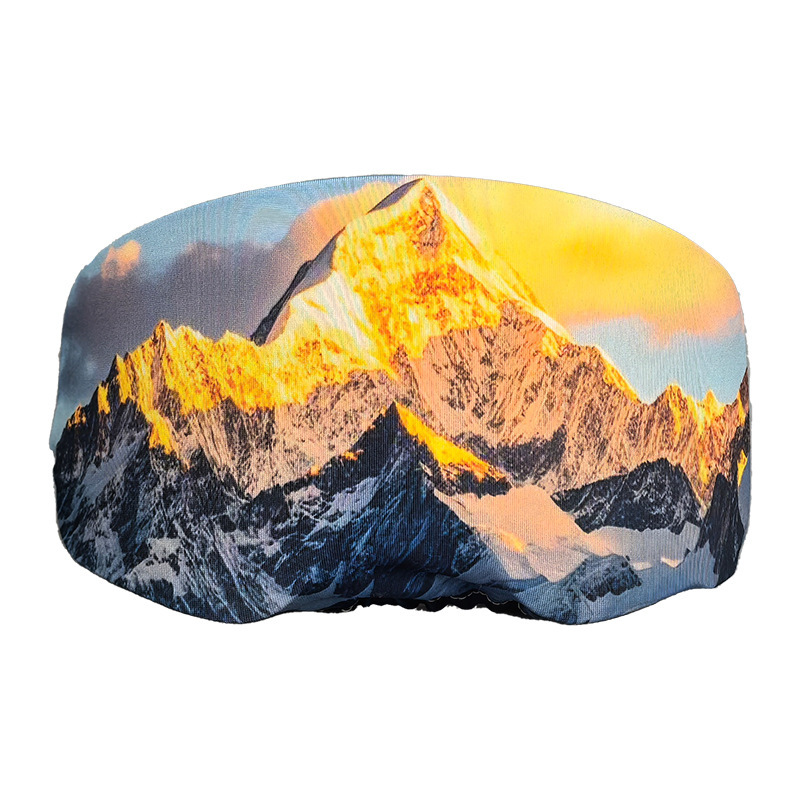 Luce del sole sulla montagna dorata