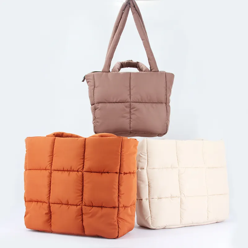 2024 Großhandel leichte klassische Einkaufstasche Modische Quilt-Puffer-Tasche große Tote-Taschen mit Logo für Damen