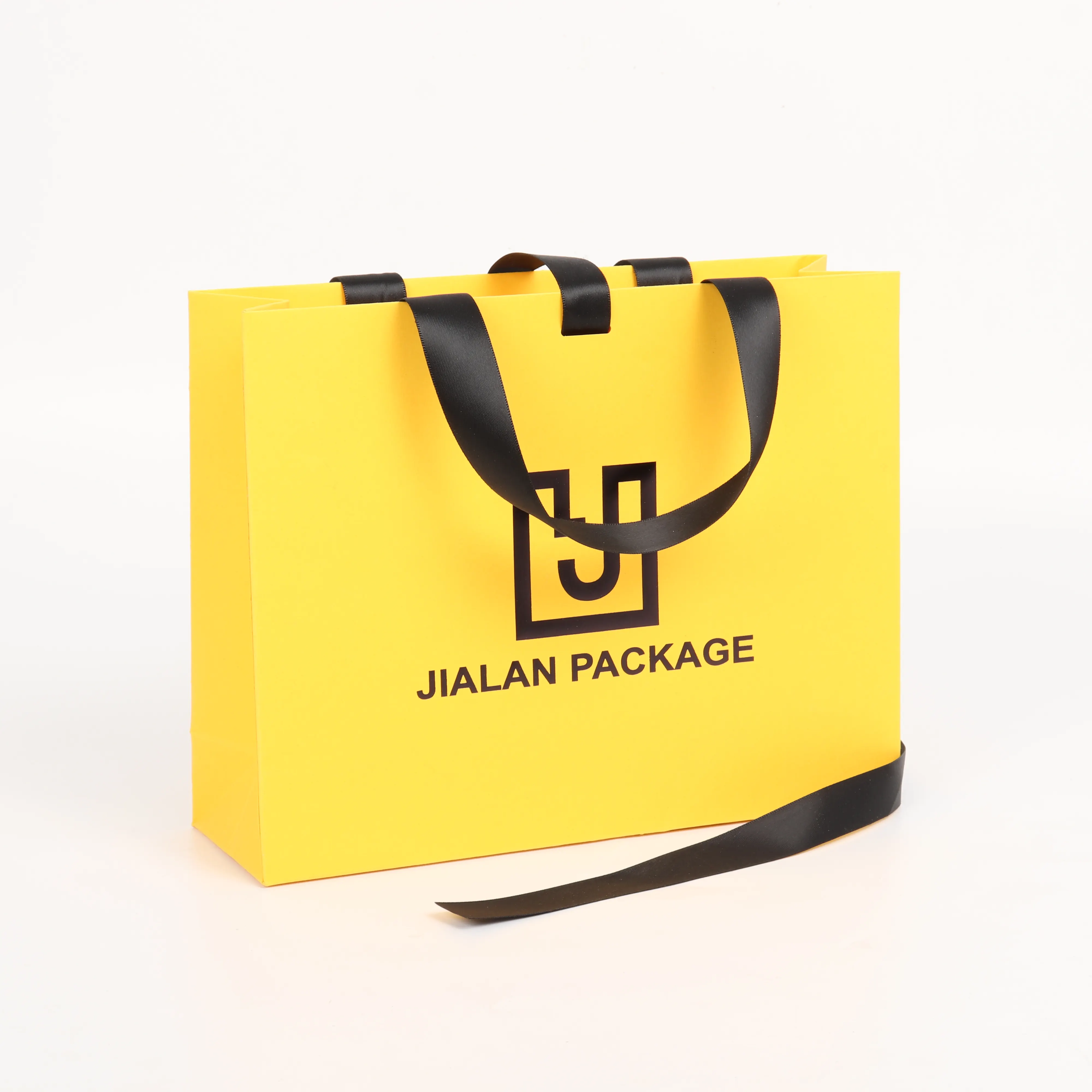 JIALAN Wholesale Custom Printed Logo Luxury White Paper Bag Retail Boutique Shopping Gift Paper Bags With Your Own Logo