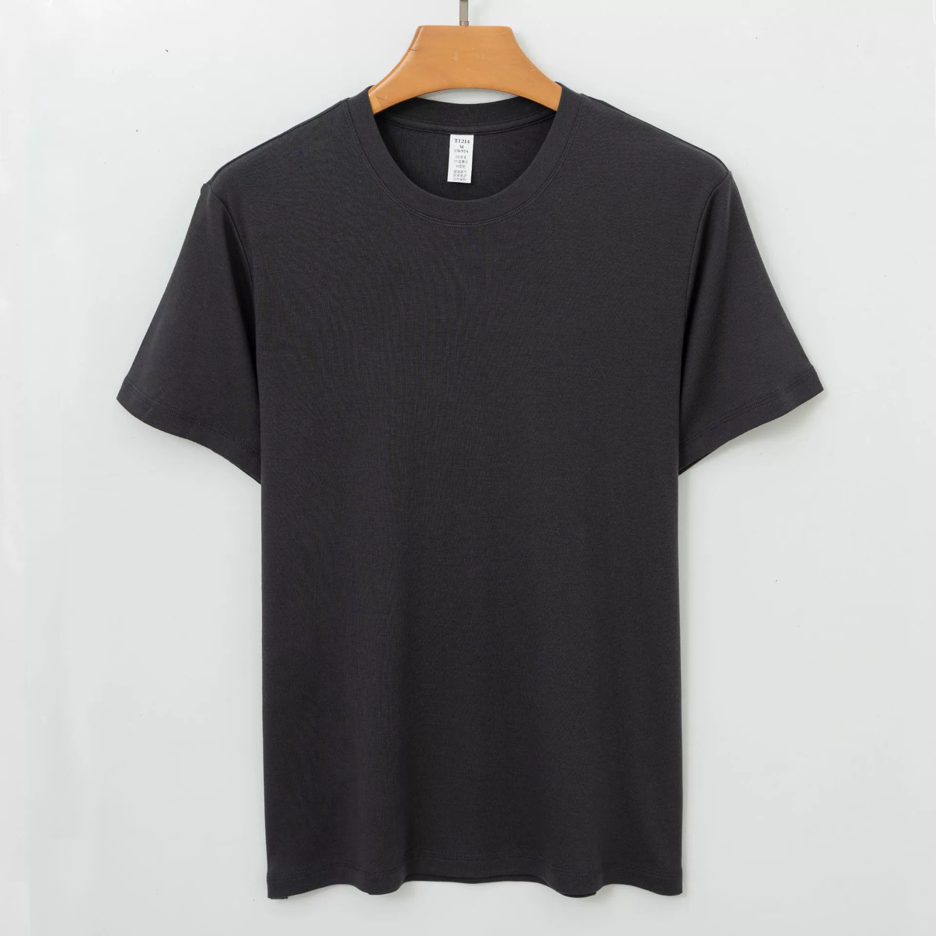 Gris oscuro