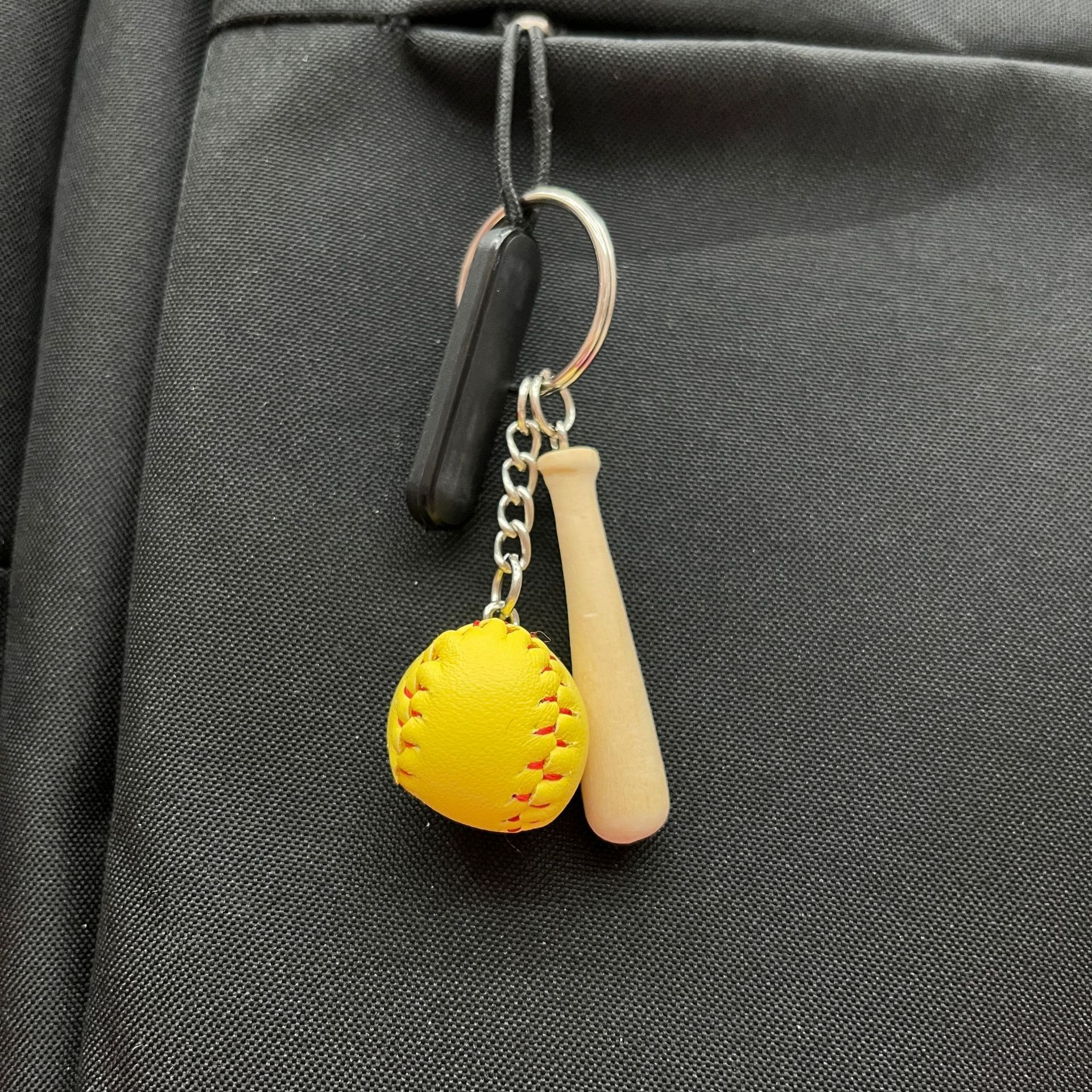 Bate de béisbol amarillo de 2 cm, bate de 4.5 cm.