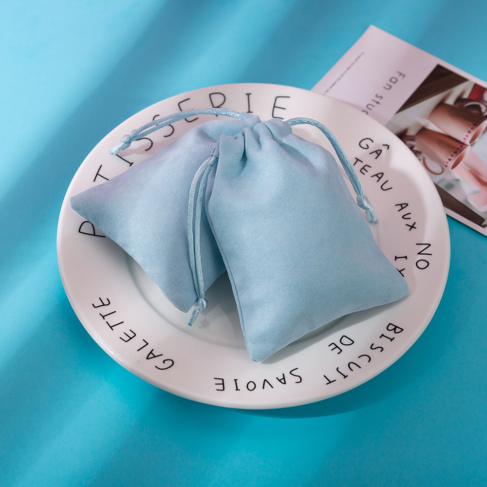 Cinq pièces bleu clair à bouche plate